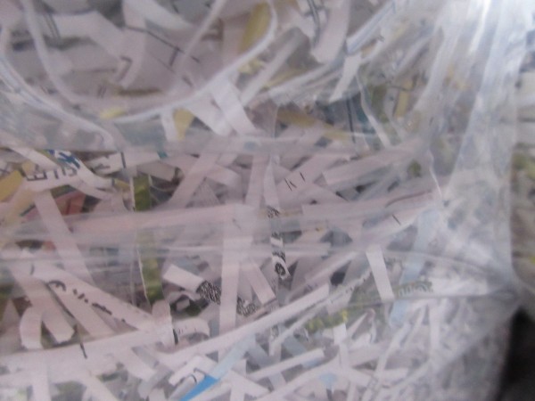 シュレッダー済みの紙片