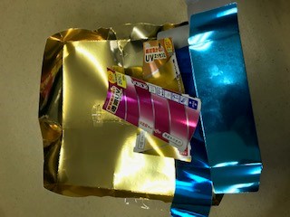 禁忌品：金銀その他光沢色