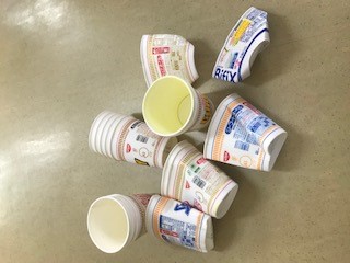 禁忌品：カップ麵の容器はダメです。　紙製容器包装マークは燃えるゴミに出してください。