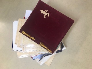 禁忌品：アルバム（粘着物）写真を外しても燃えるゴミになります。